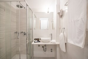 Standard Room | Bathroom | Rainfall showerhead, free toiletries, hair dryer, towels