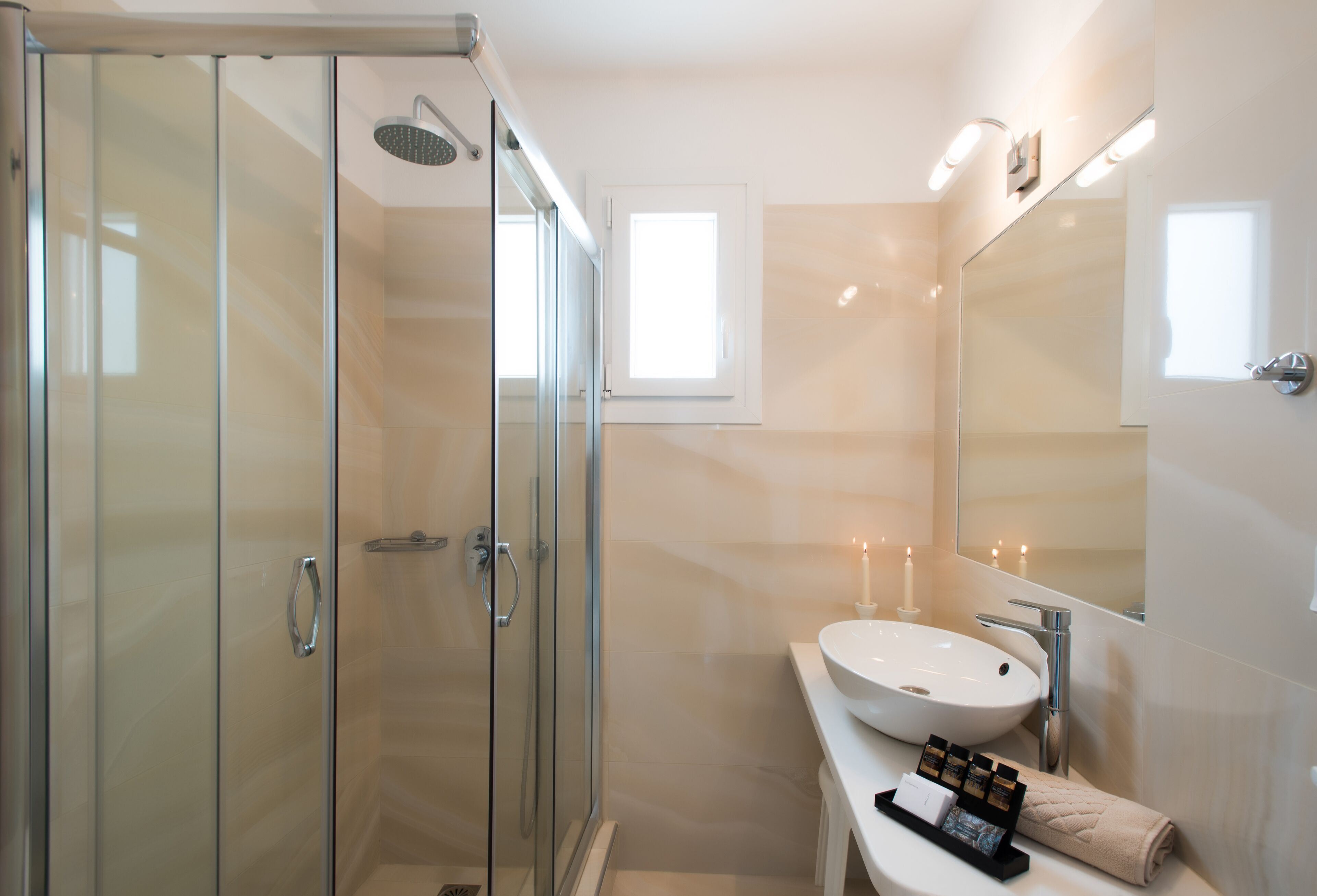 rainfall showerhead, free toiletries, hair dryer, towels