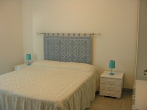 Habitación doble, baño compartido | Ropa de cama de alta calidad, caja fuerte, wifi gratis y ropa de cama