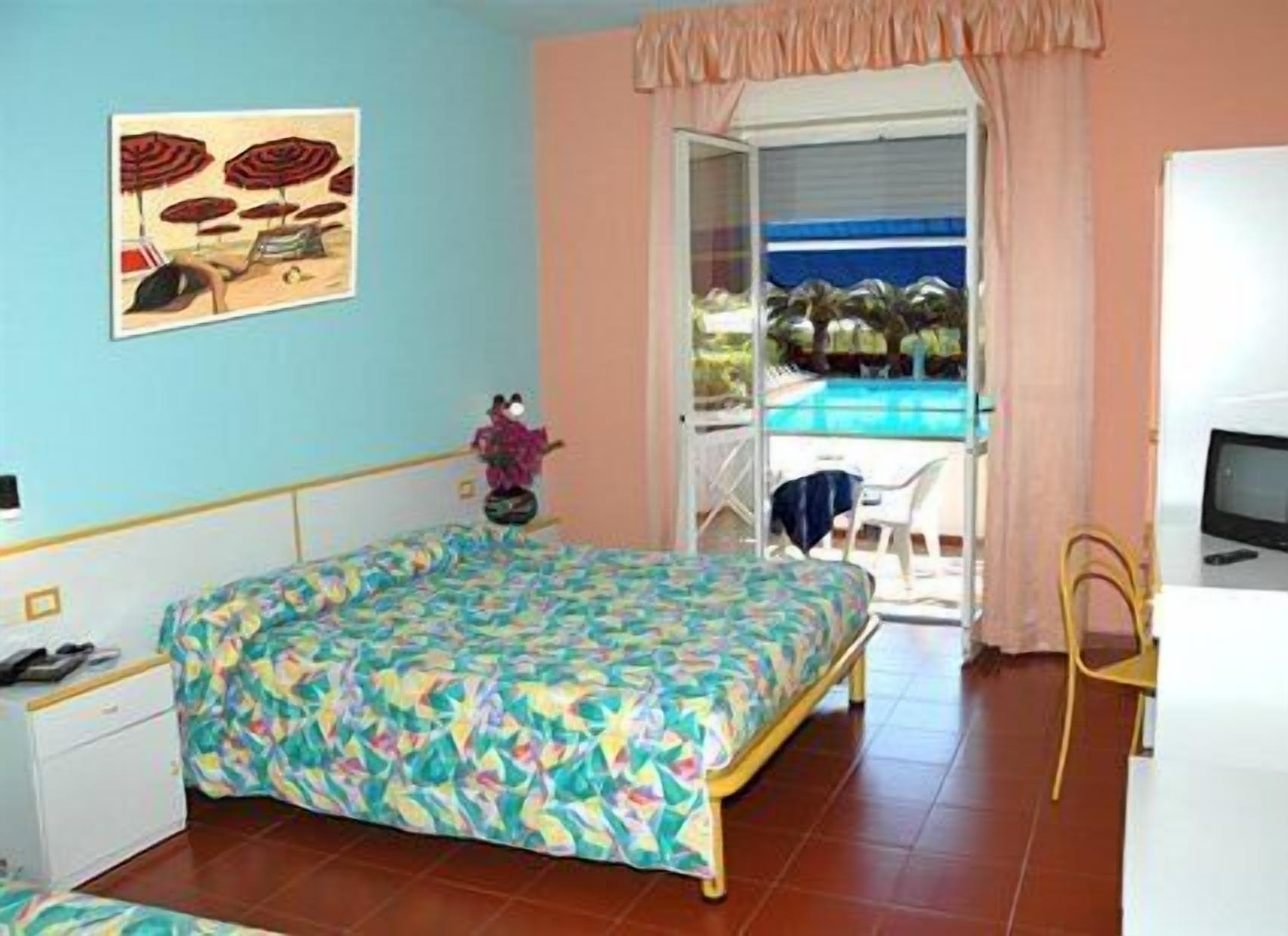 Quadruple Room | Minibar, in-room safe, desk, cribs/infant beds