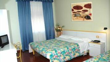 Una camera d'albergo con due letti, una scrivania, una sedia, una televisione e un quadro appeso al muro.