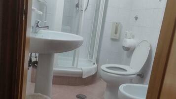 Habitación cuádruple | Baño | Ducha, artículos de higiene personal gratuitos, secador de pelo y bidé