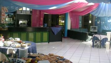 Café da manhã com buffet todos os dias (EUR 8 por pessoa)