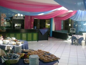 Desayuno buffet diario (EUR 8 por persona)