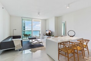 En 50-tommers LCD-TV med Parabol-TV samt TV