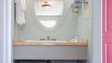 Een bad/douchecombinatie, gratis toiletartikelen, handdoeken