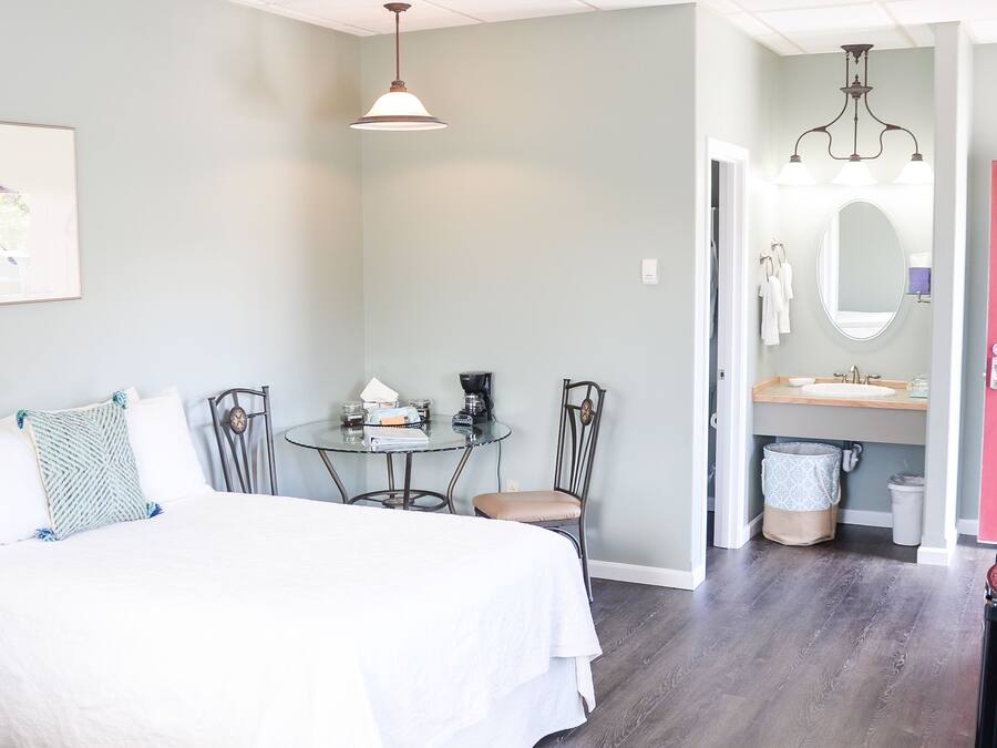 Standardzimmer, 2 Doppelbetten | Kostenloses WLAN, Bettwäsche