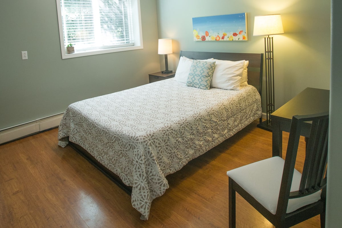 Standard Room, 1 Queen Bed | Free WiFi, bed sheets