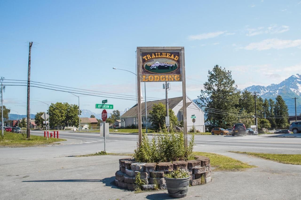 Une enseigne indiquant « Trailhead Lodging », avec une vue sur les montagnes en arrière-plan.