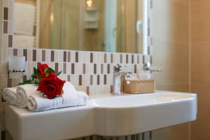 Camera con letto matrimoniale o 2 letti singoli | Bagno | Doccia, soffione a pioggia, asciugacapelli, bidet