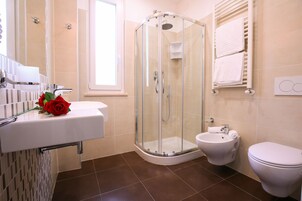 Camera con letto matrimoniale o 2 letti singoli | Bagno | Doccia, soffione a pioggia, asciugacapelli, bidet