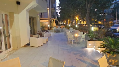 Servizio di colazione, pranzo e cena. Hotel Bergamo