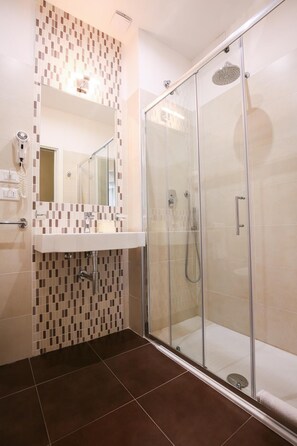 Shower, rainfall showerhead, hair dryer, bidet - Hotel Bergamo (Rimini)