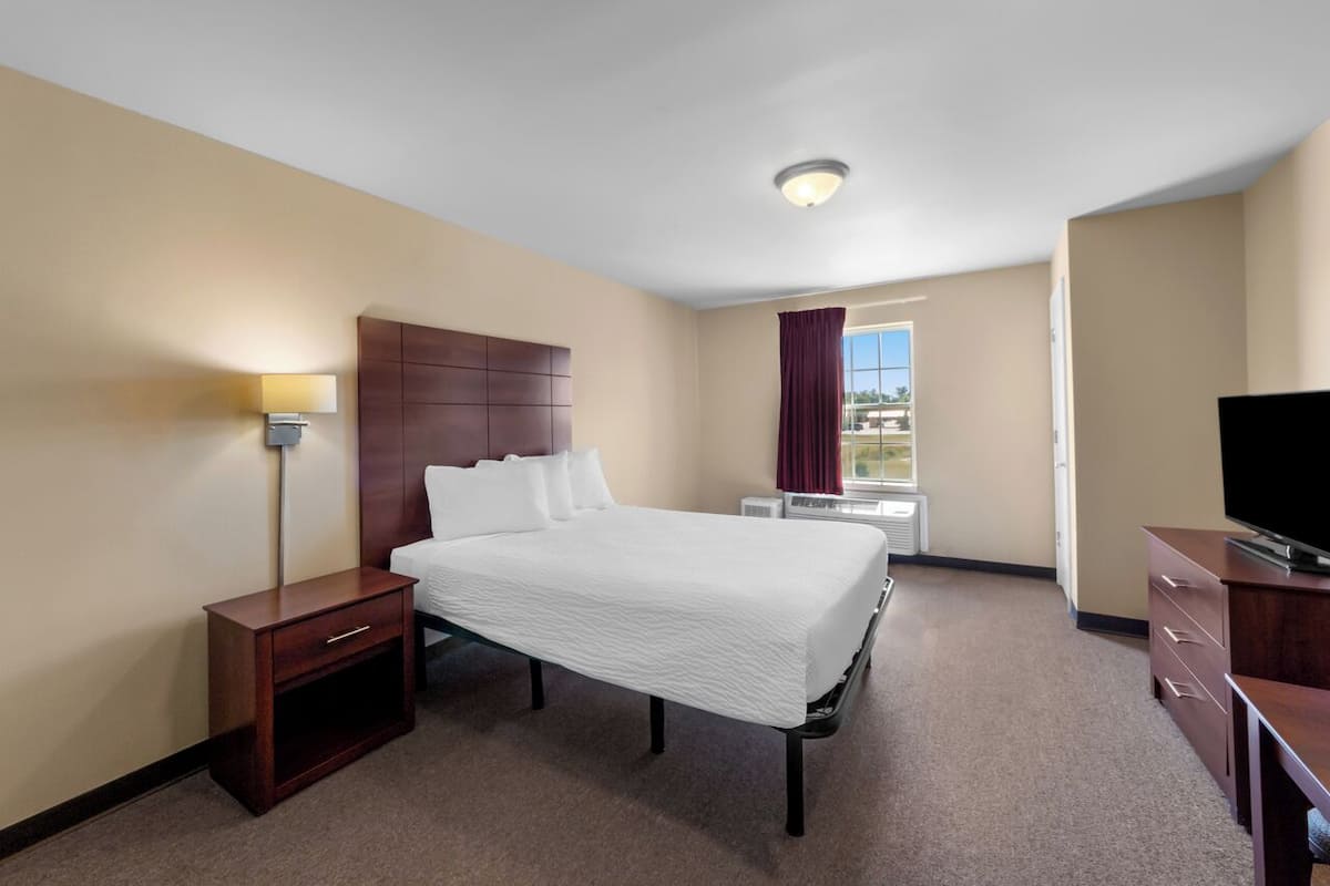 Standard Room, 1 Queen Bed | Free WiFi, bed sheets