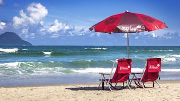 Una spiaggia nelle vicinanze, sabbia bianca, 2 bar sulla spiaggia
