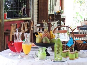 Free daily full breakfast - Smart Hotel Pousada Reserva Camburi (São Sebastião)