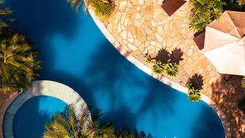 Außenpool, Sonnenschirme, Liegestühle