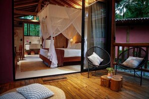Honeymoon Cabin | Minibar, blackout drapes, bed sheets
