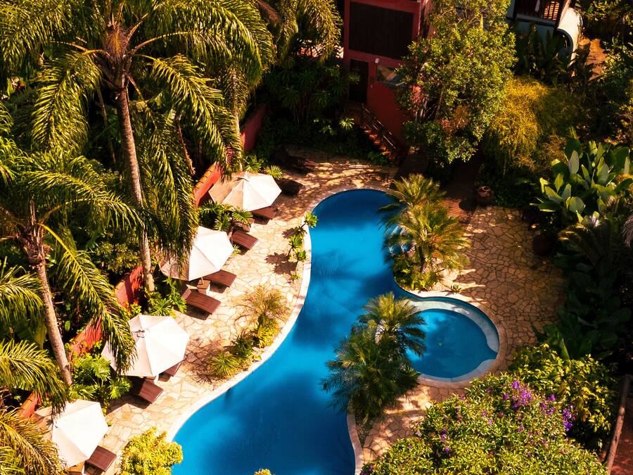 Außenpool, Sonnenschirme, Liegestühle