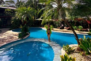 Utendørsbasseng, bassengparasoller og solsenger