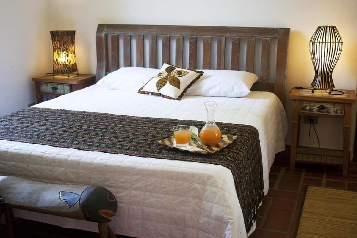 Minibar, cortinas blackout y ropa de cama