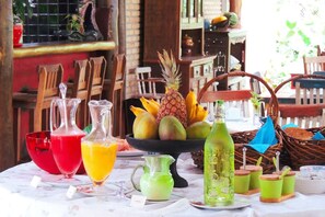 Free daily full breakfast - Smart Hotel Reserva Camburi (São Sebastião)