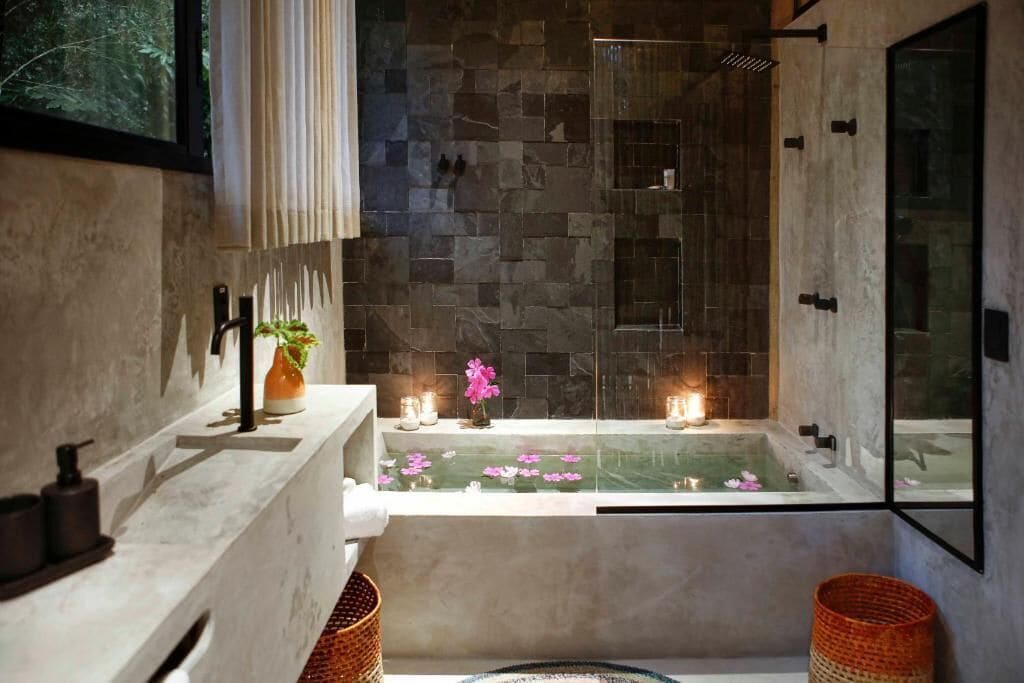 honeymoon cabin | bathroom | free toiletries, towels, soap, shampoo