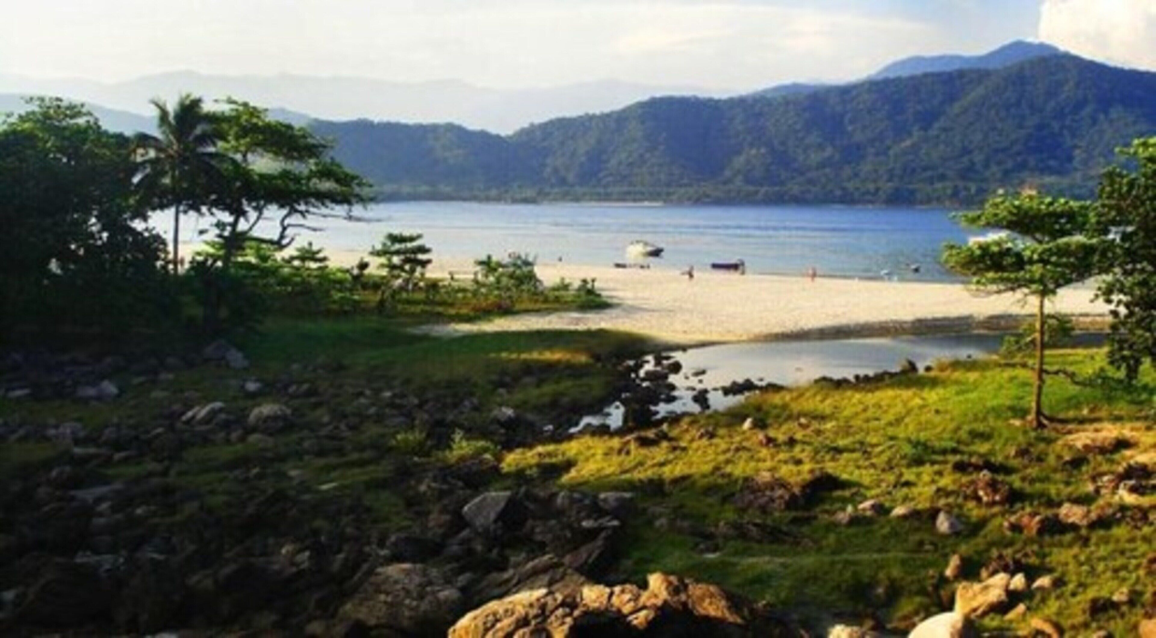 beach nearby, white sand, 2 beach bars