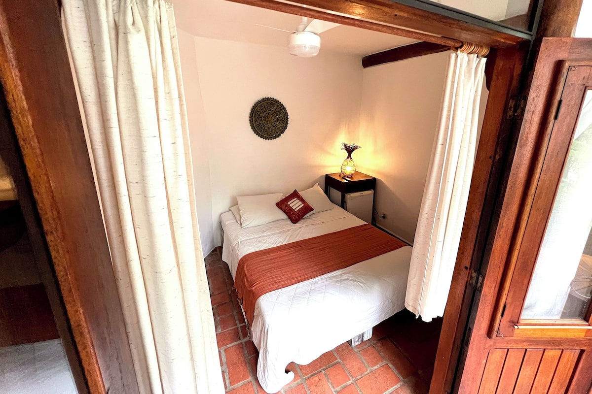Minibar, cortinas blackout y ropa de cama