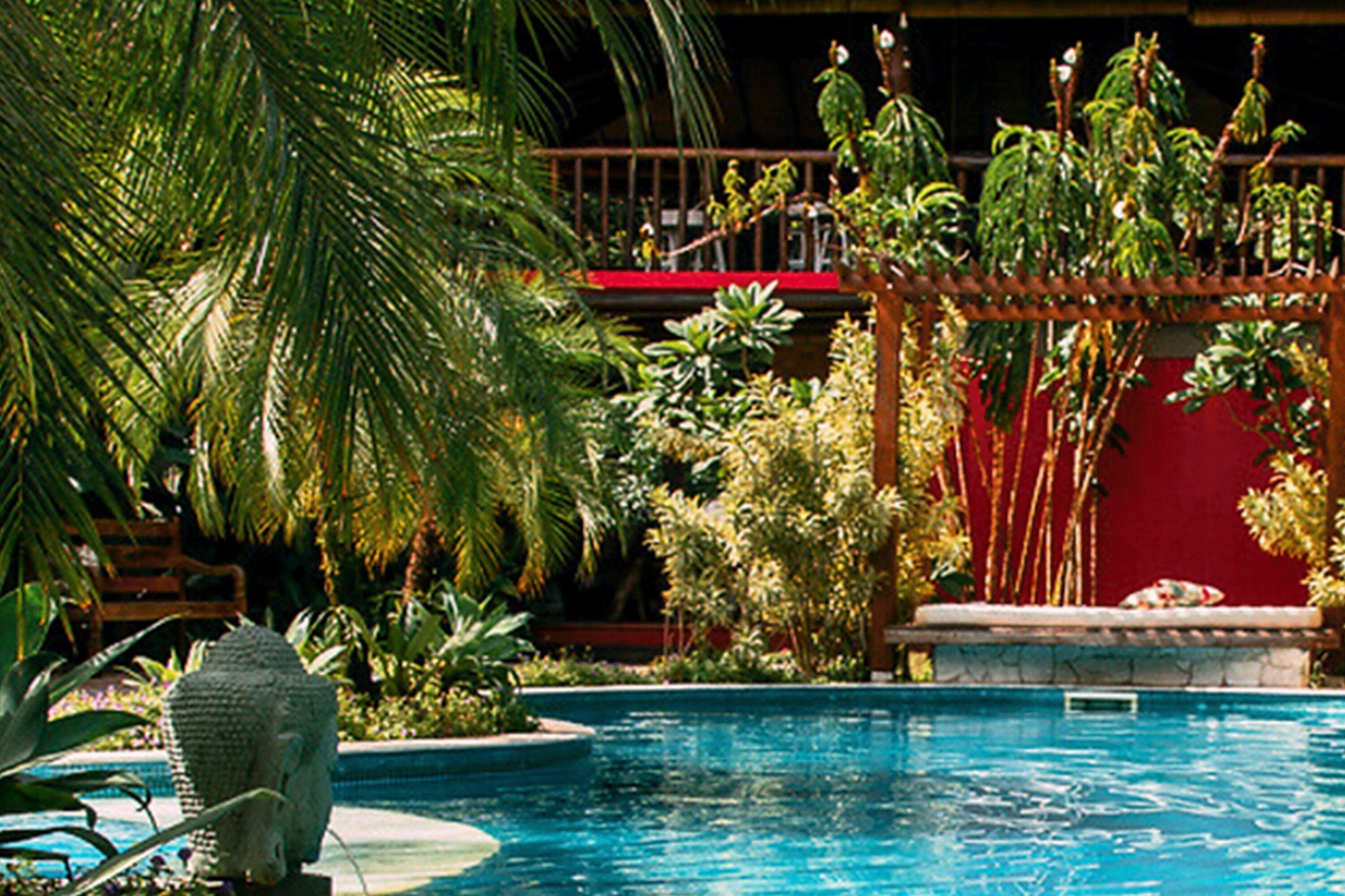 Piscina externa, guarda-sóis, espreguiçadeiras