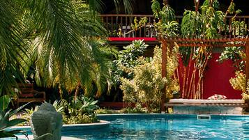 Piscina externa, guarda-sóis, espreguiçadeiras