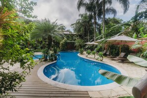 Outdoor pool, pool umbrellas, pool loungers - Smart Hotel Pousada Reserva Camburi (São Sebastião)