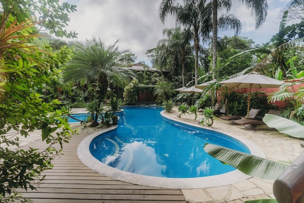 Outdoor pool, pool umbrellas, sun loungers - Smart Hotel Pousada Reserva Camburi (São Sebastião)