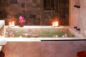 Premium Cabin | Deep soaking bathtub