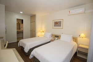 Apartamento Luxo Twin | Minibar, desk, blackout drapes, soundproofing