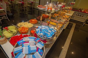Free daily buffet breakfast - Trevi Hotel & Business (Curitiba)