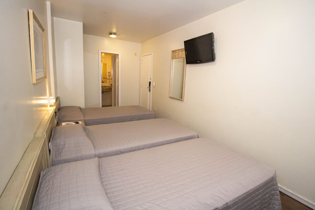 Apartamento Luxo Triplo | 1 habitación, minibar, escritorio y cortinas blackout