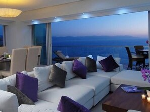 Luxury Condo, 2 Bedrooms, Accessible, Ocean View | Living area