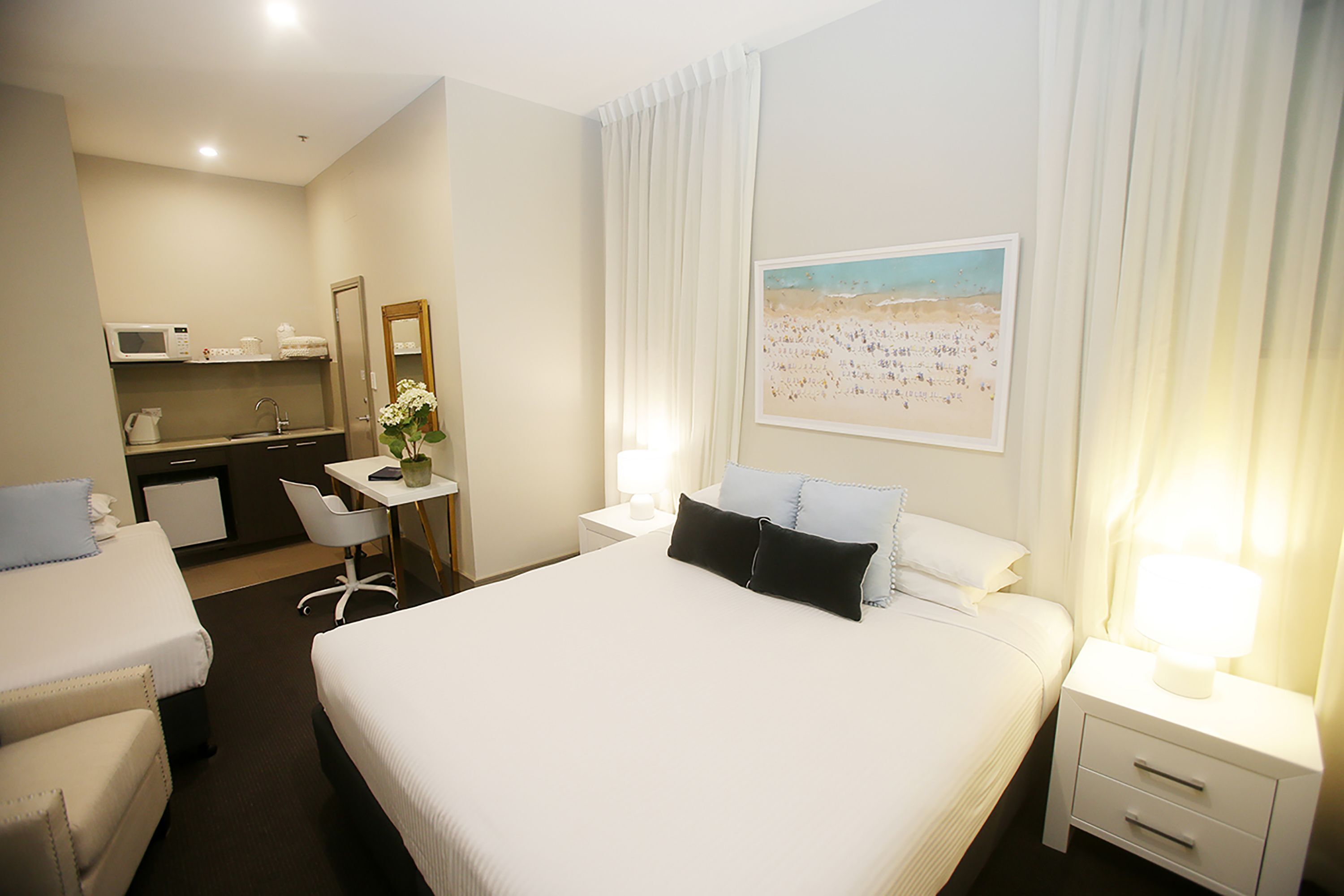 Coffres-forts dans les chambres, bureau, fer et planche à repasser