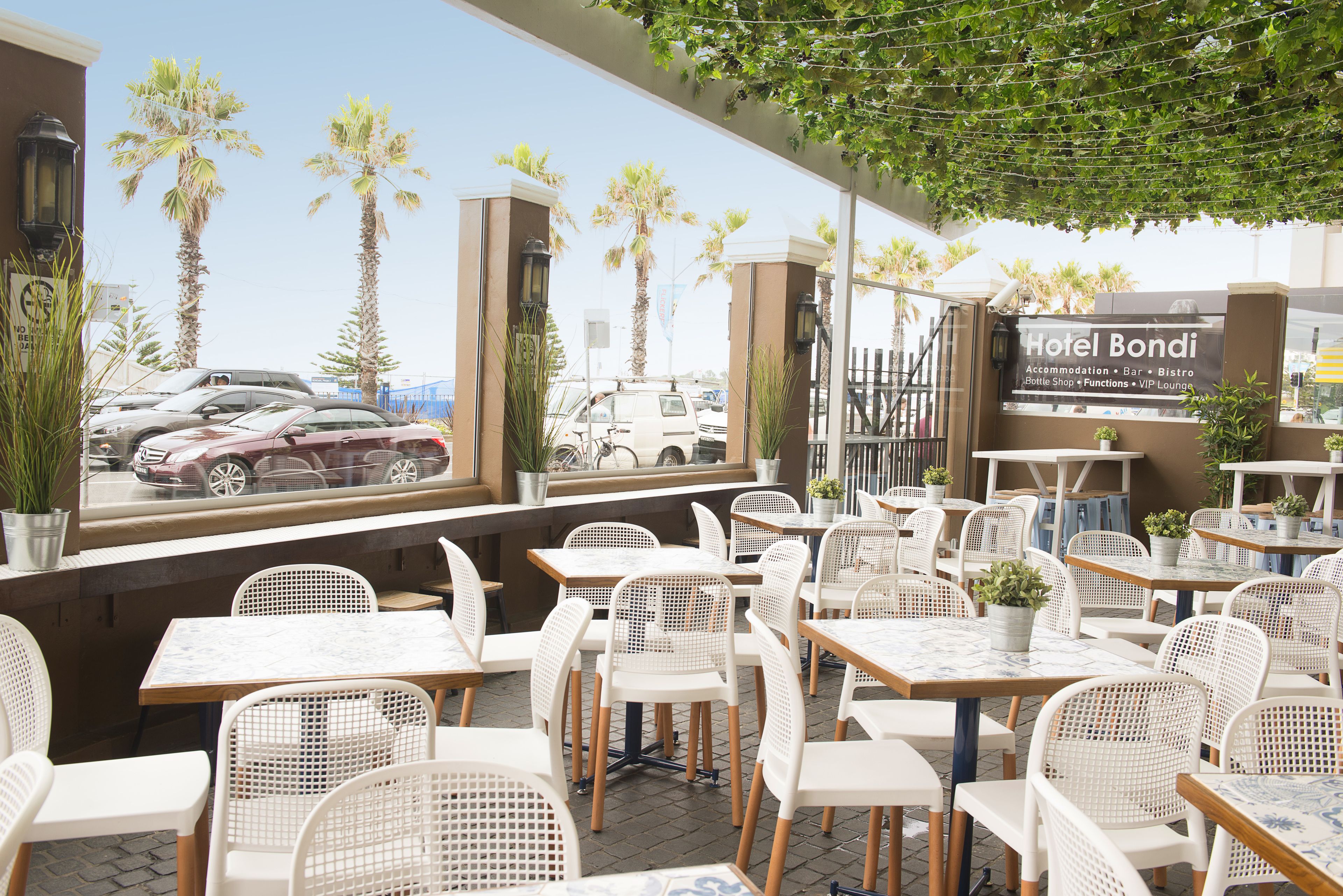 2 bars/lounges, sports bar