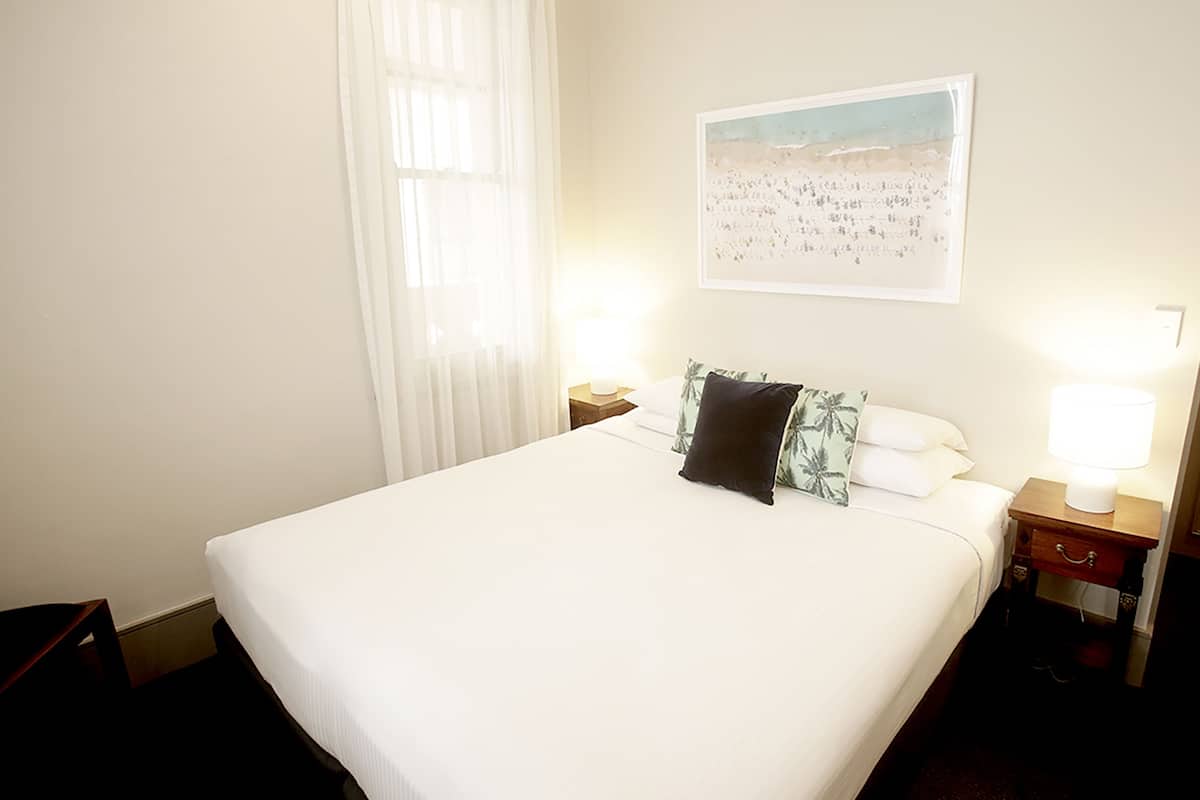 Queen Room | 1 bedroom, in-room safe, desk, iron/ironing board