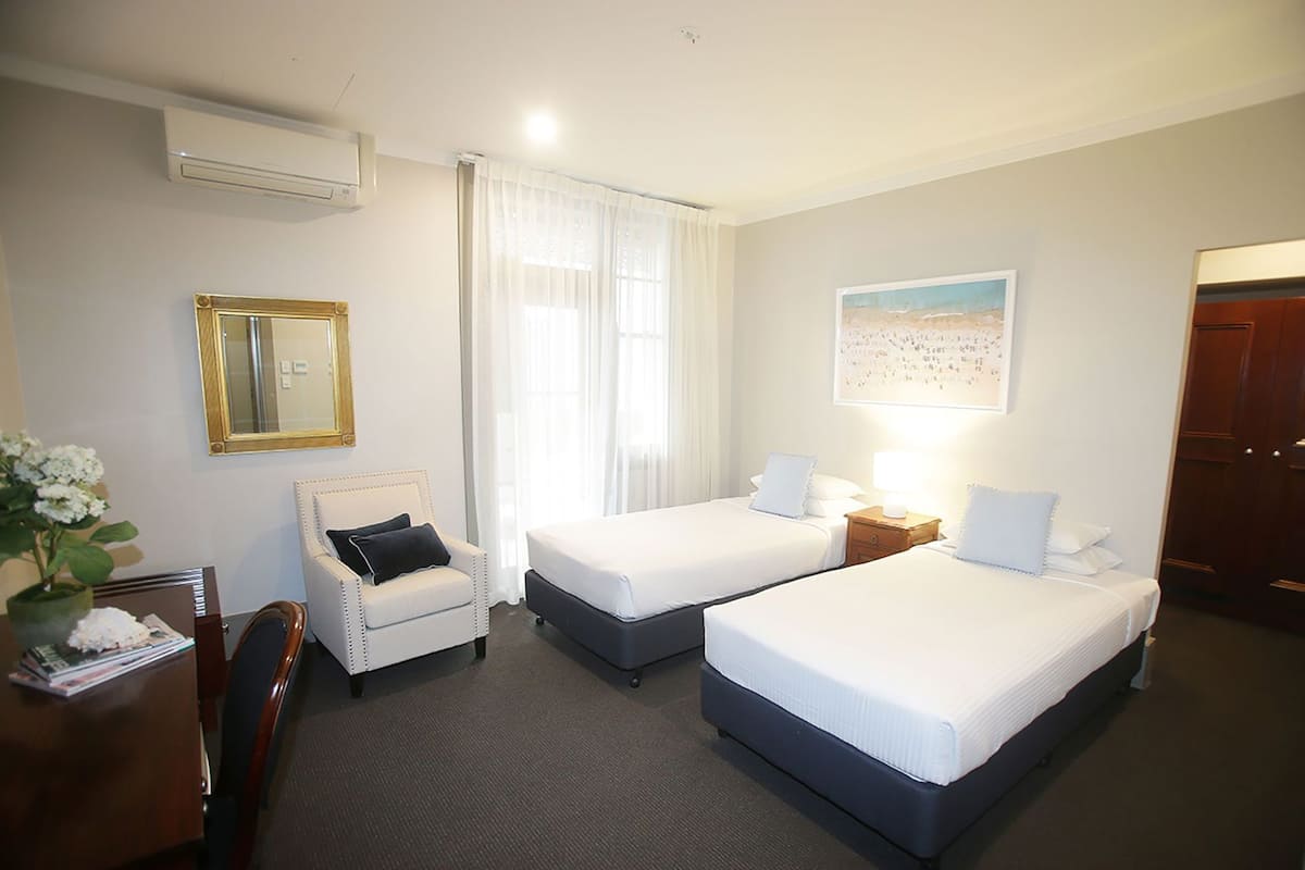 Coffres-forts dans les chambres, bureau, fer et planche à repasser