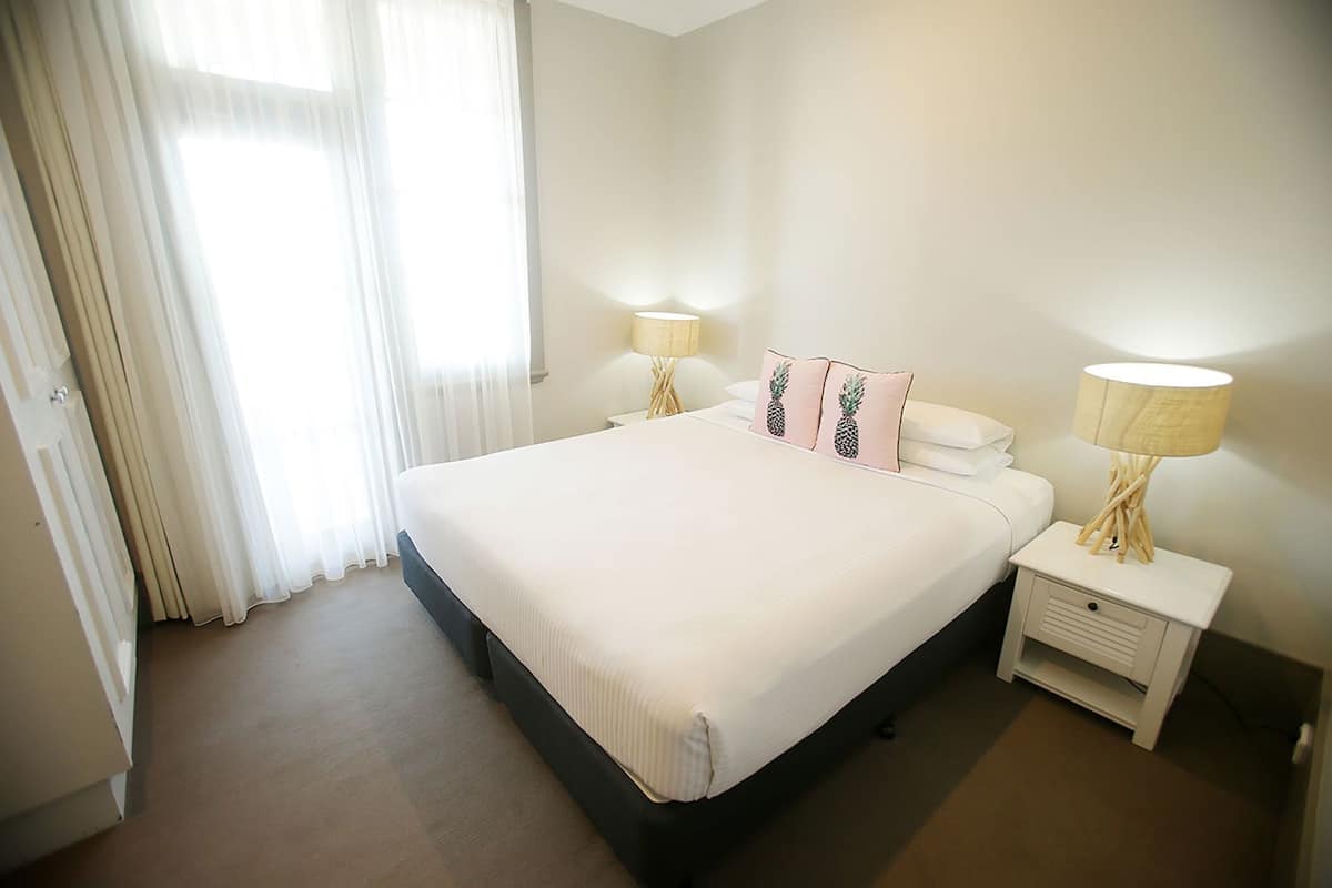 Coffres-forts dans les chambres, bureau, fer et planche à repasser