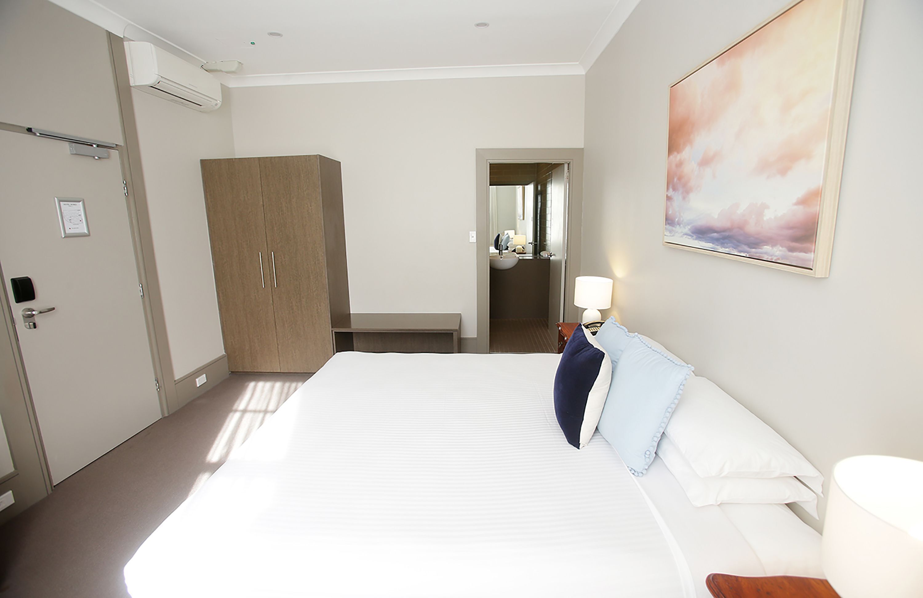 Coffres-forts dans les chambres, bureau, fer et planche à repasser