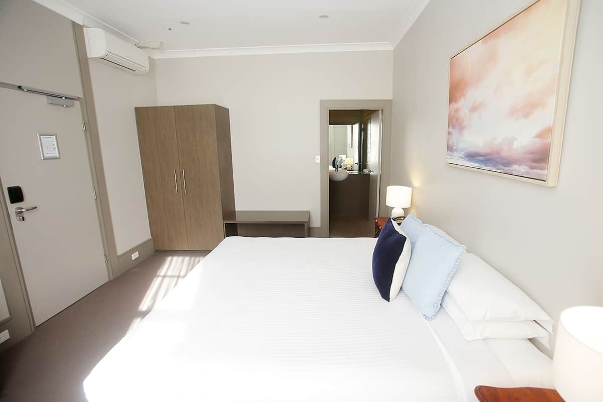 Coffres-forts dans les chambres, bureau, fer et planche à repasser