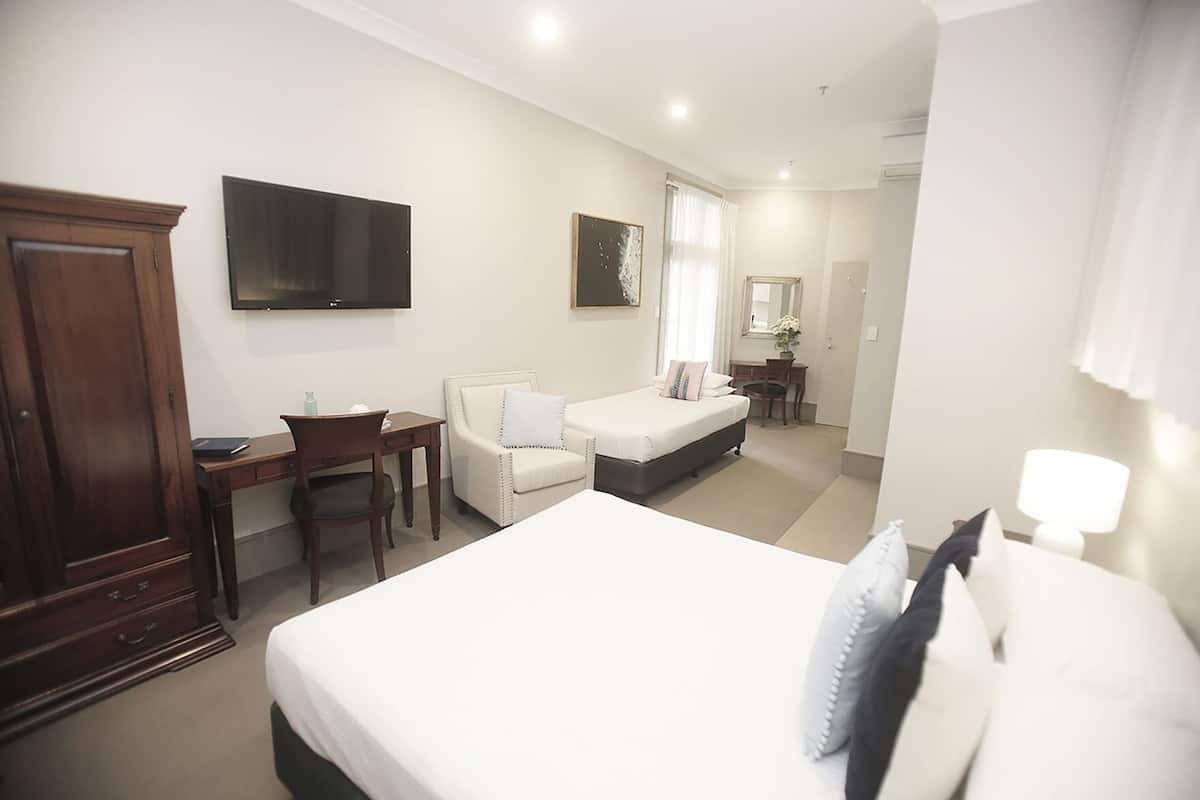 Coffres-forts dans les chambres, bureau, fer et planche à repasser