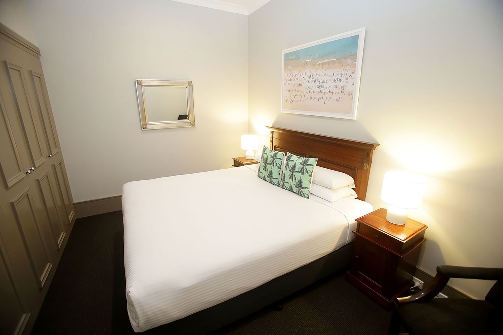 Coffres-forts dans les chambres, bureau, fer et planche à repasser