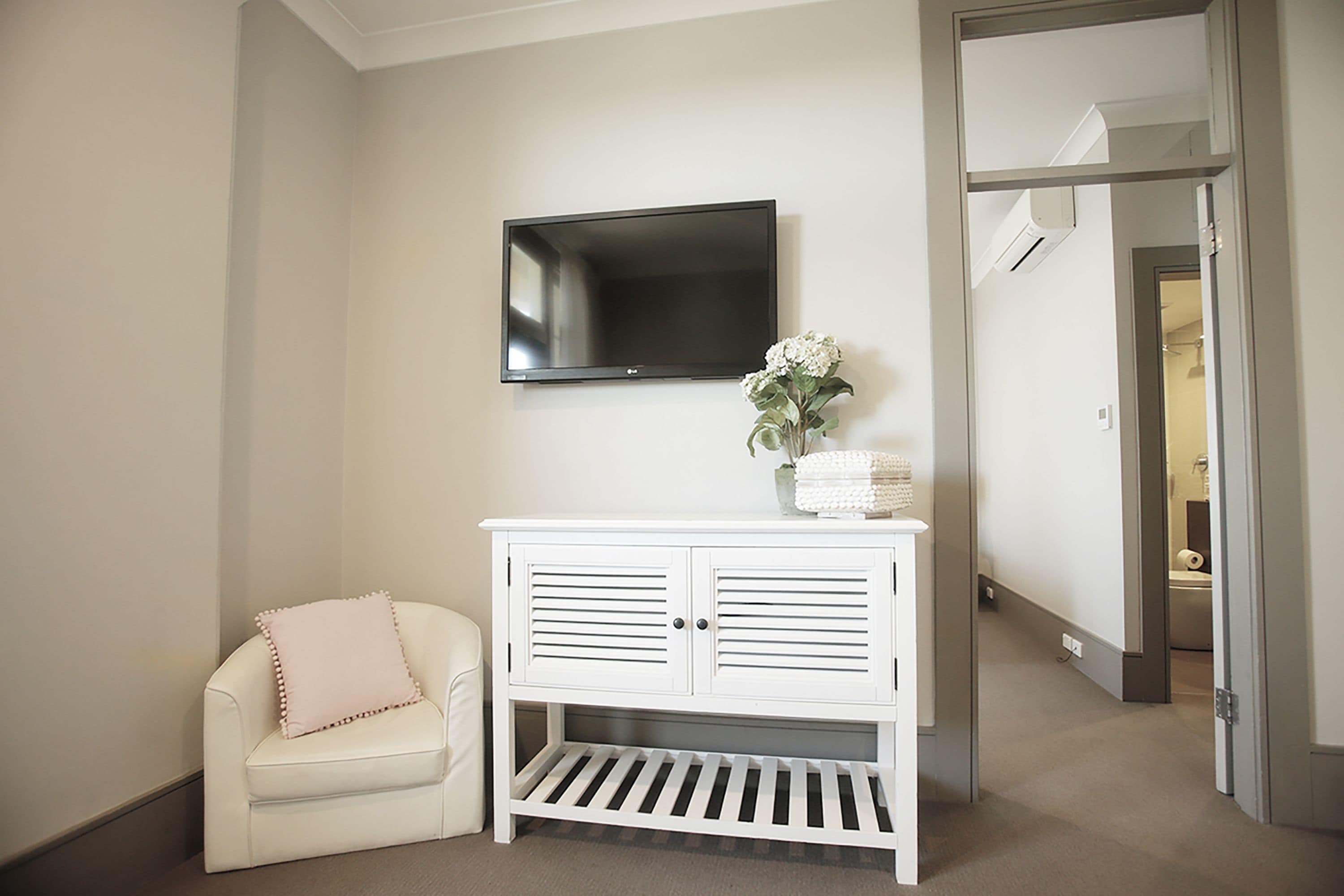 junior suite with panoramic beach views  | living room | flat-screen tv