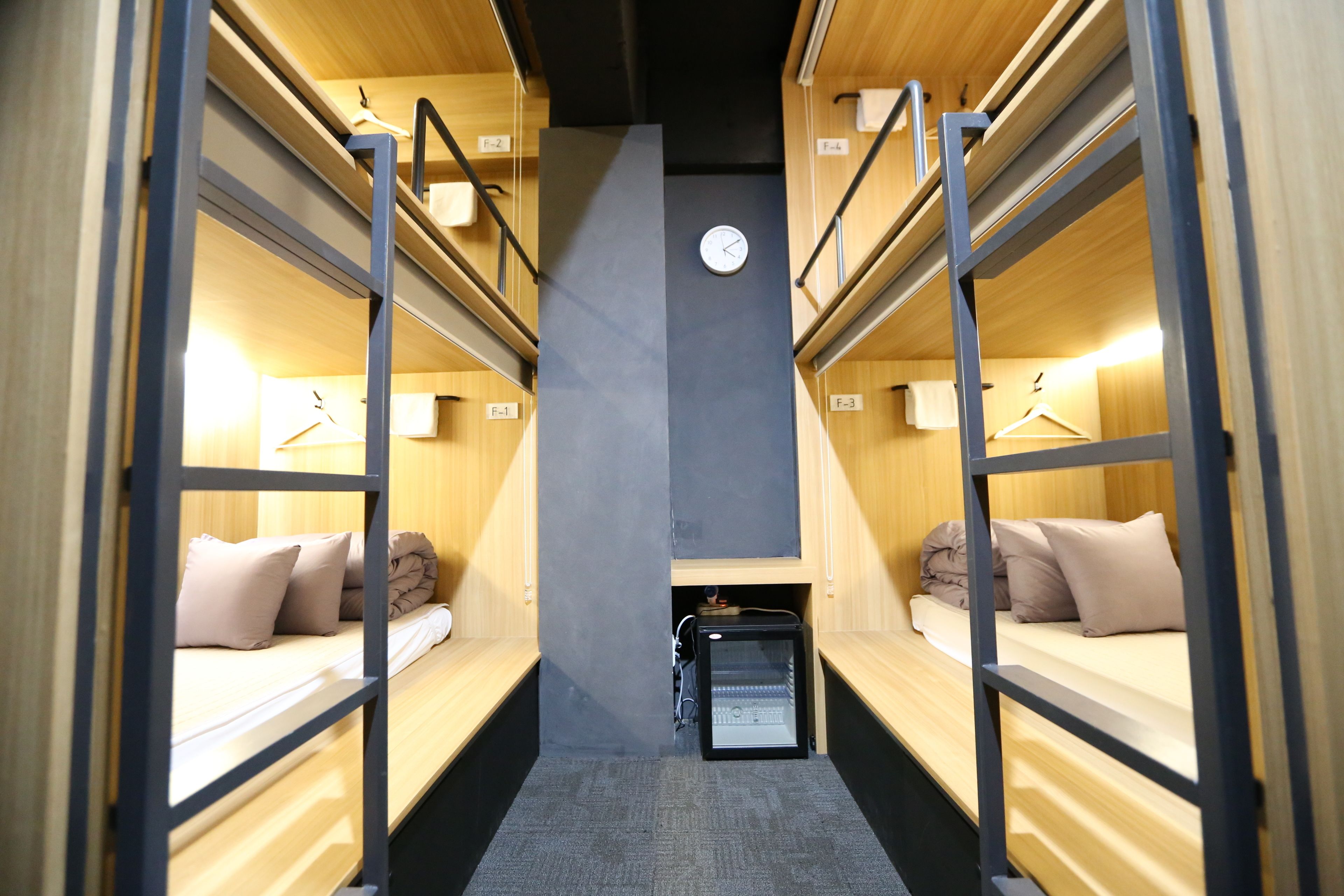 Shared Dormitory, Women only (4 Persons) | Meja, langsir/tirai gelap terus, kalis bunyi, seterika/papan seterika 