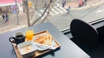Free daily continental breakfast